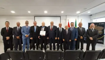 Presidente do Sirecom Grande Florianópolis recebe a maior honraria do CONFERE
